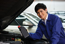 汽车修理人员图片