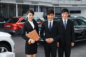 汽车销售人员图片