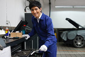 汽车修理人员图片