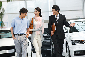 青年夫妇在4S点购买汽车