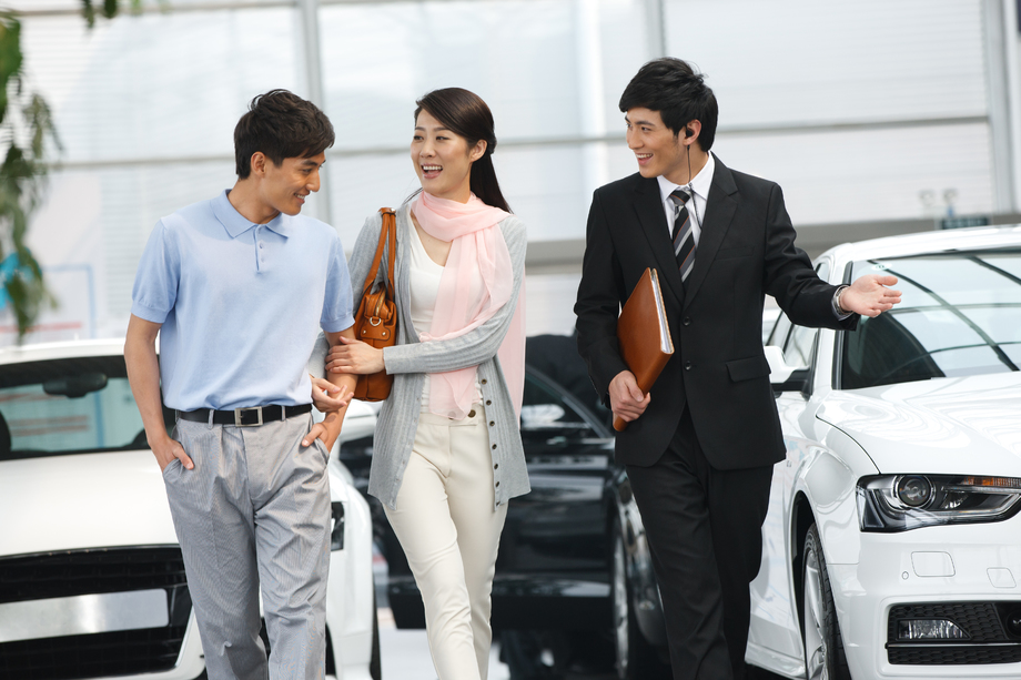 青年夫妇在4S点购买汽车 青年夫妇在4S点购买汽车
