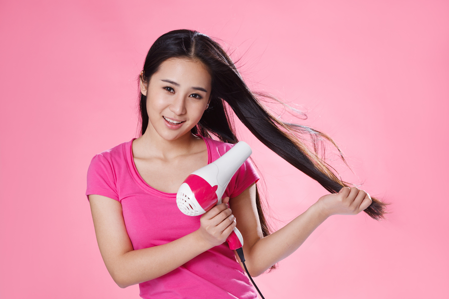 青春活力的年轻女孩吹头发 青春活力的年轻女孩吹头发