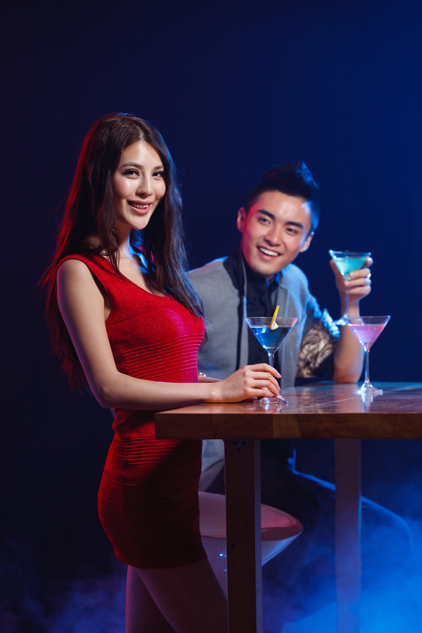 年轻人在酒吧喝酒图片