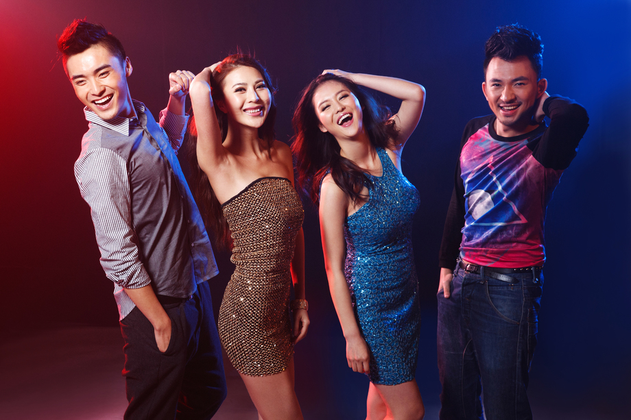 年轻人在酒吧跳舞 年轻人在酒吧跳舞