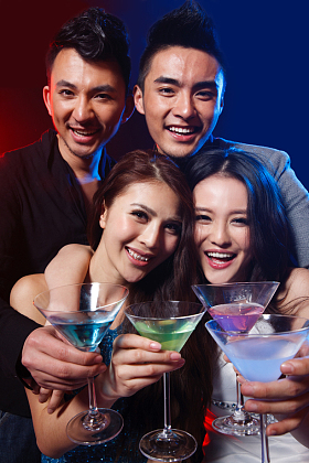 酒吧里喝酒的年轻人图片