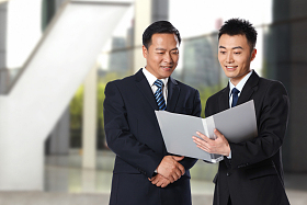 商务男人看文件