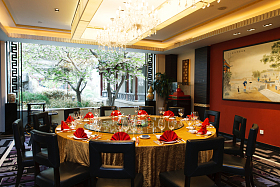 酒店餐桌图片