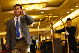 商务男人在酒店打电话