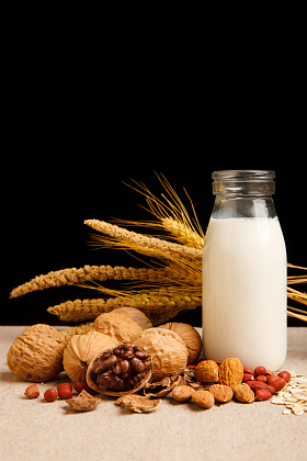 坚果和牛奶图片