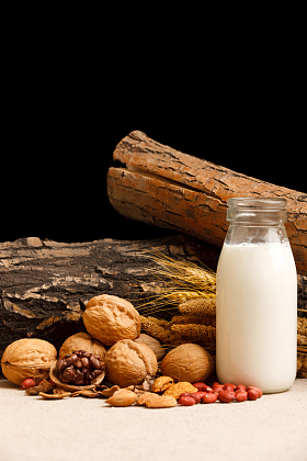 坚果和牛奶图片