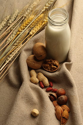 静物坚果麦穗牛奶