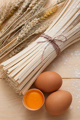 静物挂面麦穗鸡蛋照片