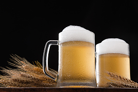 静物啤酒麦穗照片