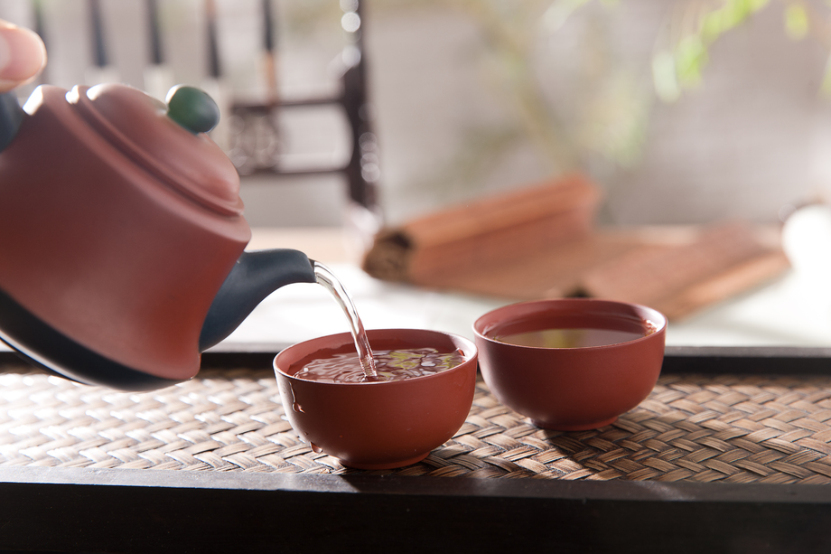 拿着茶壶倒茶照片 拿着茶壶倒茶照片