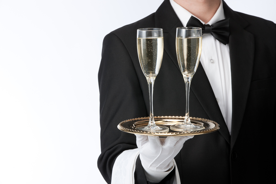 服务员端着酒杯 服务员端着酒杯