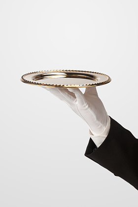 服务员拿着托盘图片