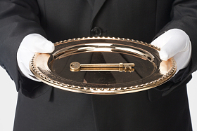 服务员拿着托盘里的金钥匙