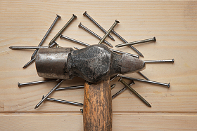 静物锤子钉子图片