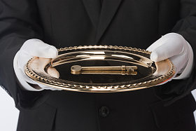 手拿着托盘里的金钥匙照片