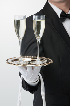 服务员端着酒杯