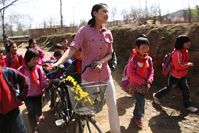 乡村小学生和老师走在路上图片