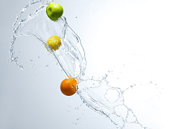 水中的水果照片