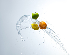 水中的水果照片