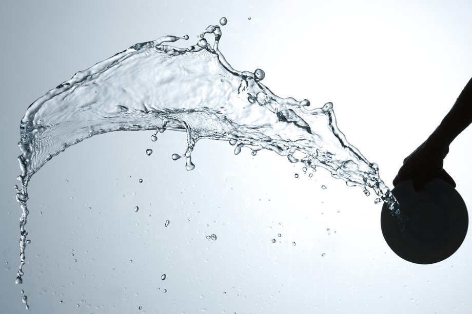 手拿杯子倒出的水花照片 手拿杯子倒出的水花照片