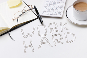 桌子上的办公用品图片