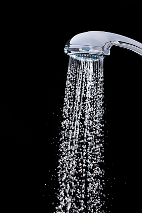 淋浴头喷出的水图片