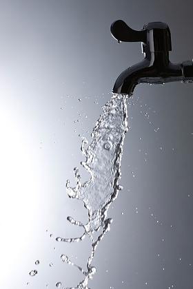 水龙头和水图片