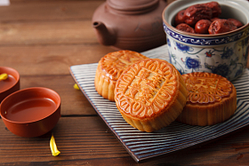 静物月饼和红枣照片