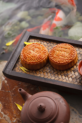 静物月饼和茶具照片