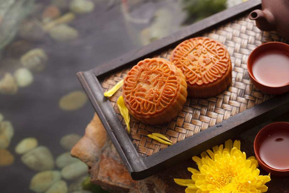 静物月饼和茶具照片