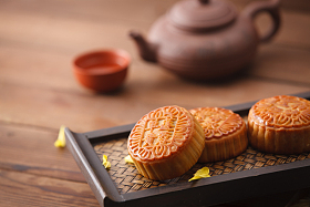 静物月饼和茶具图片