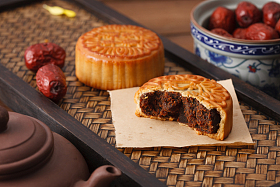 静物月饼和大枣图片
