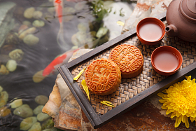 静物月饼和茶具照片