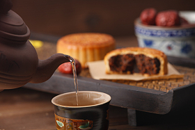 月饼和茶具图片