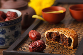 静物月饼和大枣照片