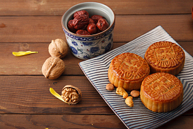 静物月饼和干果图片