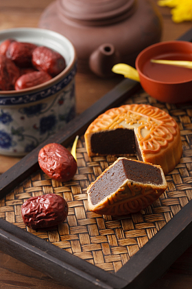 静物月饼和红枣照片