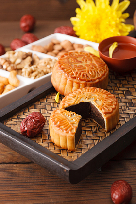 静物月饼和干果