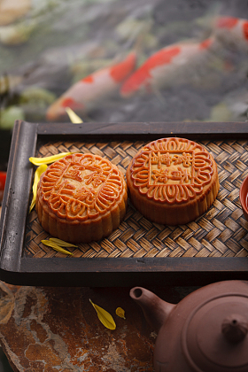 静物月饼和茶具照片