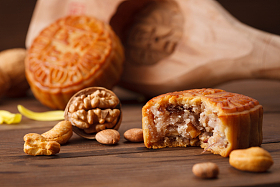 静物月饼和干果