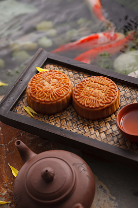 静物月饼和茶具照片
