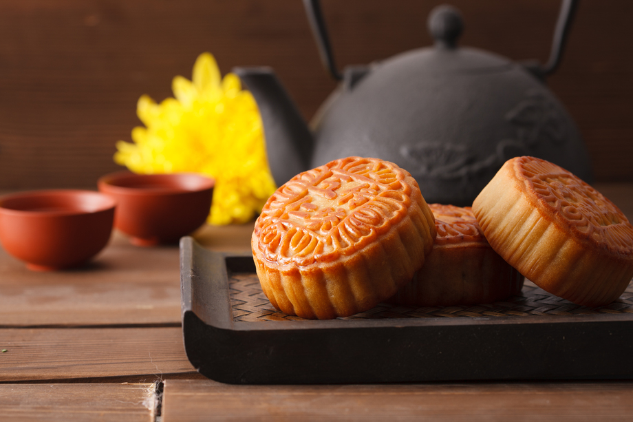 静物月饼和菊花照片