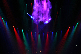 剧院内五颜六色的光束图片