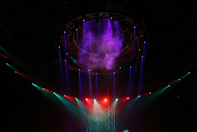 剧院内舞台与灯光照片