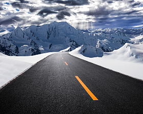 雪山上的公路图片
