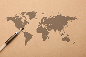世界地图与钢笔图片
